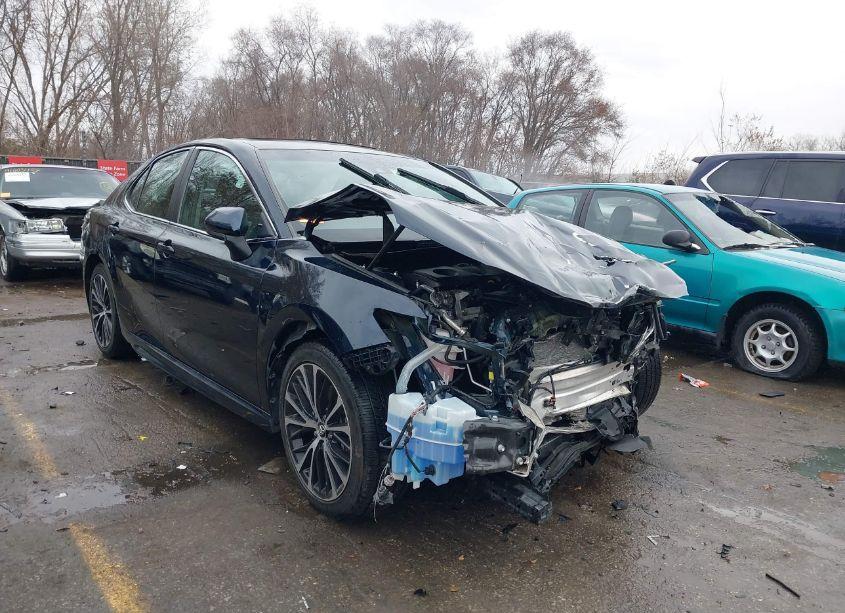 2018 Toyota Camry SE (VIN 4T1B11HK0JU584830) main photo