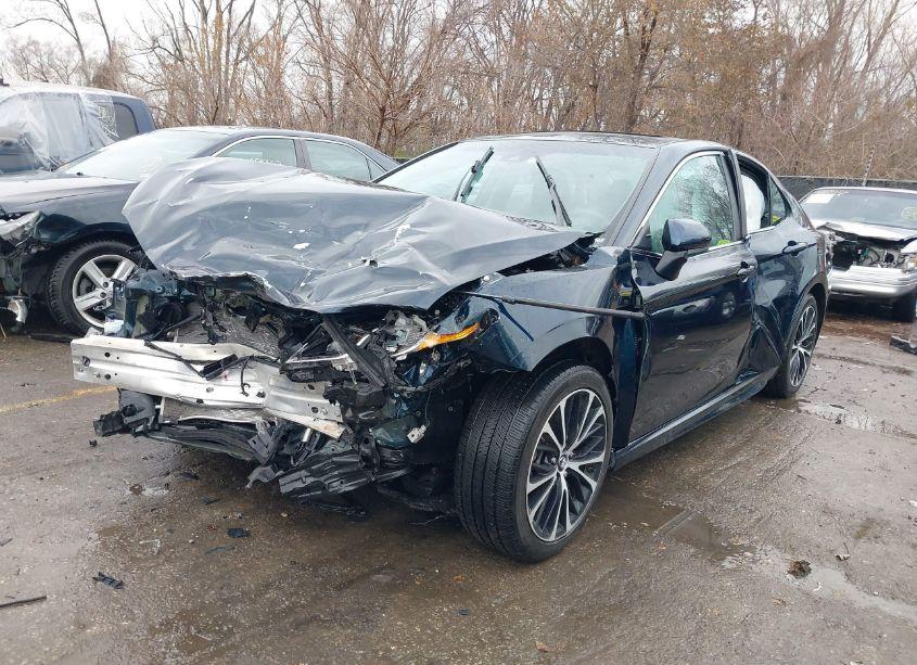 Photo 2 of 2018 Toyota Camry SE (VIN 4T1B11HK0JU584830)