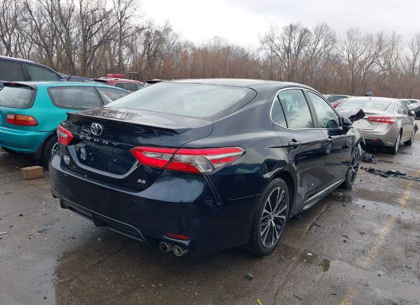 Photo 4 of 2018 Toyota Camry SE (VIN 4T1B11HK0JU584830)