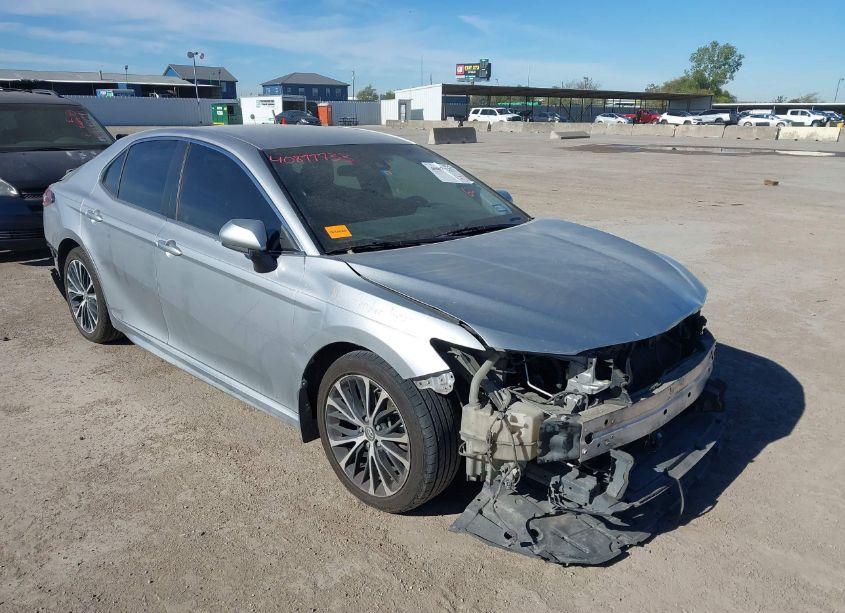 2018 Toyota Camry SE (VIN 4T1B11HK0JU588070) main photo