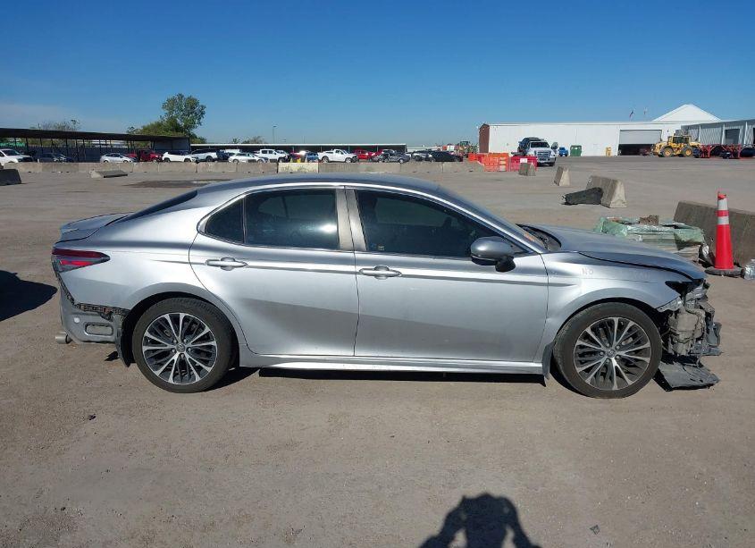 Photo 14 of 2018 Toyota Camry SE (VIN 4T1B11HK0JU588070)