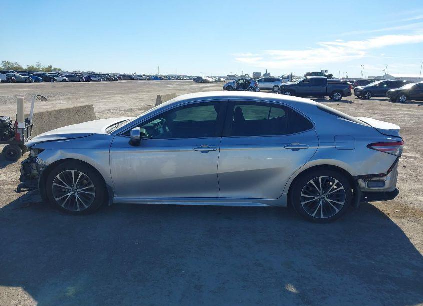 Photo 15 of 2018 Toyota Camry SE (VIN 4T1B11HK0JU588070)