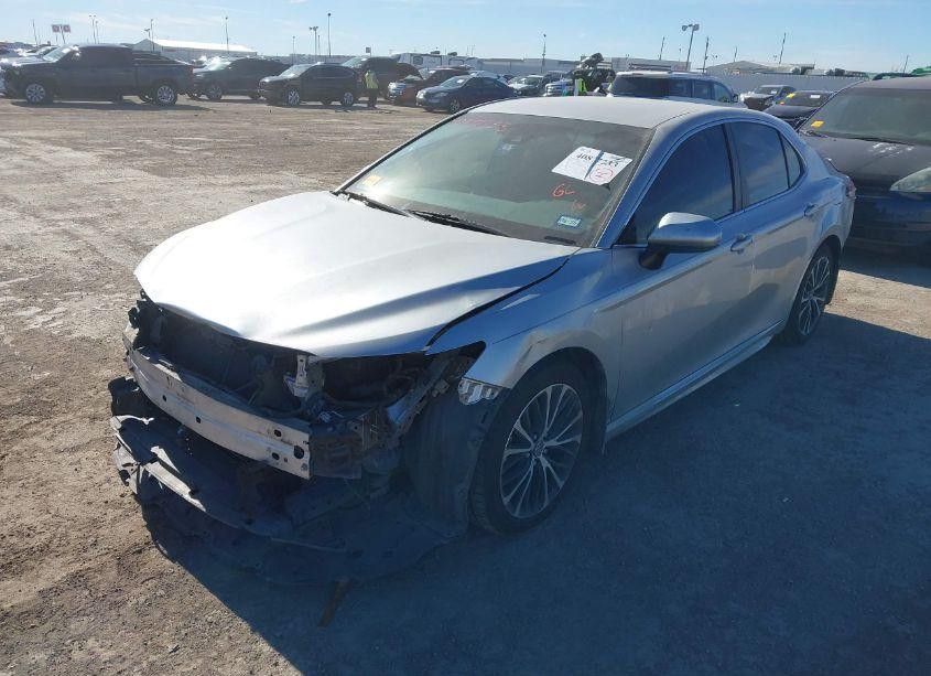 Photo 2 of 2018 Toyota Camry SE (VIN 4T1B11HK0JU588070)