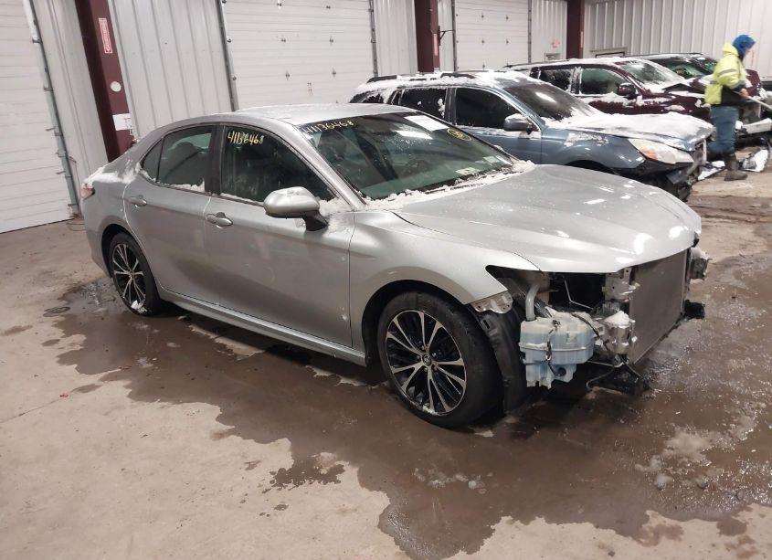 2018 Toyota Camry SE (VIN 4T1B11HK0JU589624) main photo