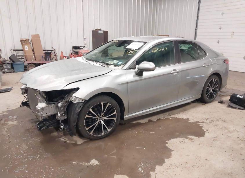 Photo 2 of 2018 Toyota Camry SE (VIN 4T1B11HK0JU589624)