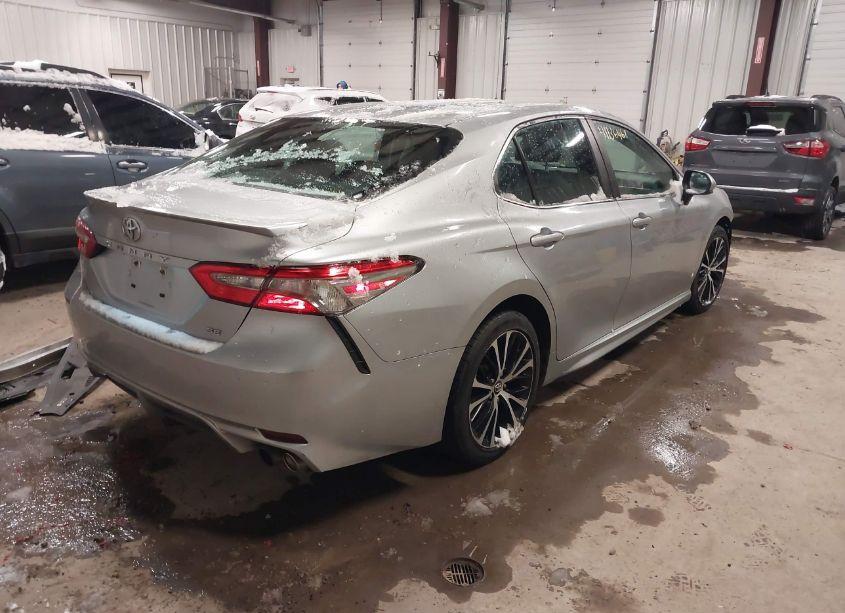 Photo 4 of 2018 Toyota Camry SE (VIN 4T1B11HK0JU589624)