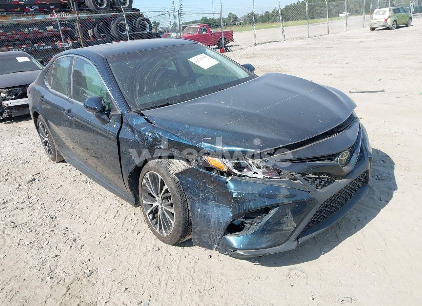 2018 Toyota Camry SE (VIN 4T1B11HK0JU589834) main photo