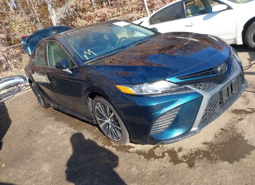 2018 Toyota Camry SE (VIN 4T1B11HK0JU591213) main photo
