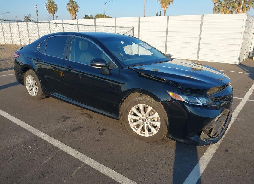 2018 Toyota Camry LE (VIN 4T1B11HK0JU618538) main photo