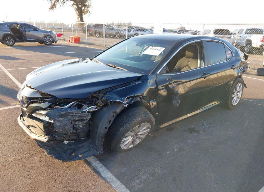 Photo 2 of 2018 Toyota Camry LE (VIN 4T1B11HK0JU618538)