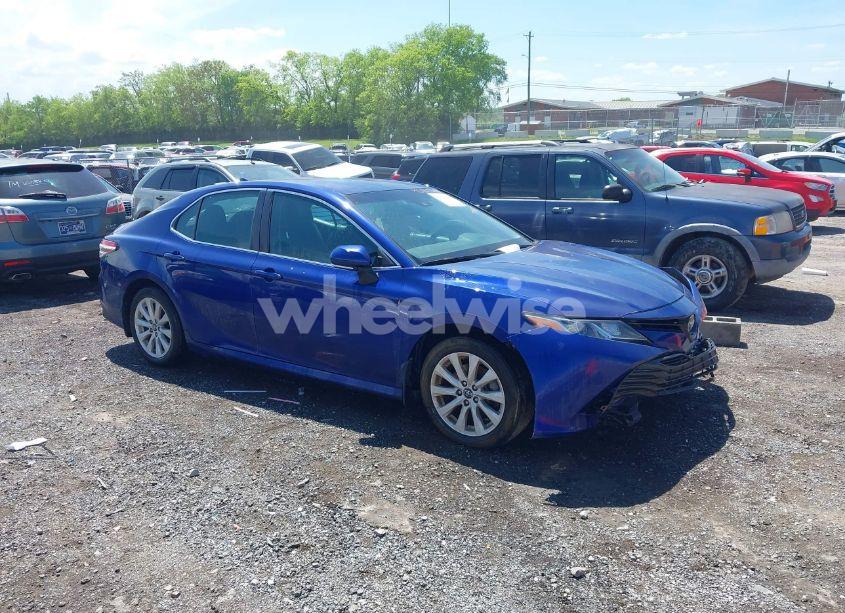 2018 Toyota Camry LE (VIN 4T1B11HK0JU624520) main photo