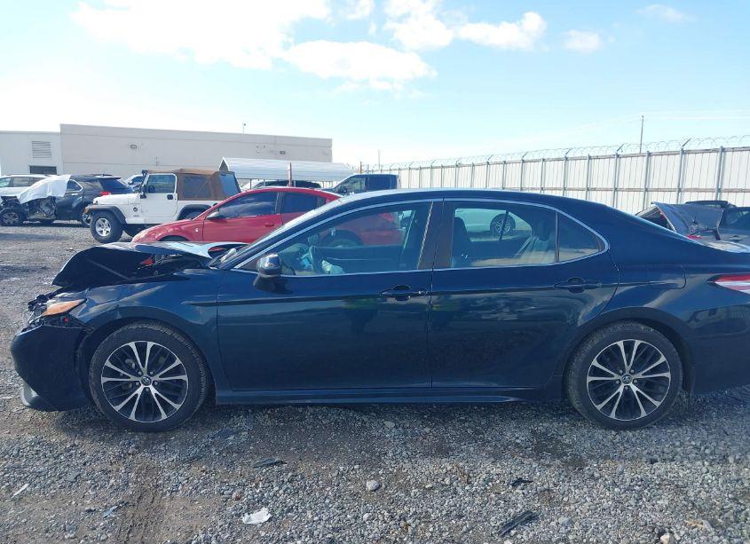 Photo 14 of 2018 Toyota Camry SE (VIN 4T1B11HK0JU627627)