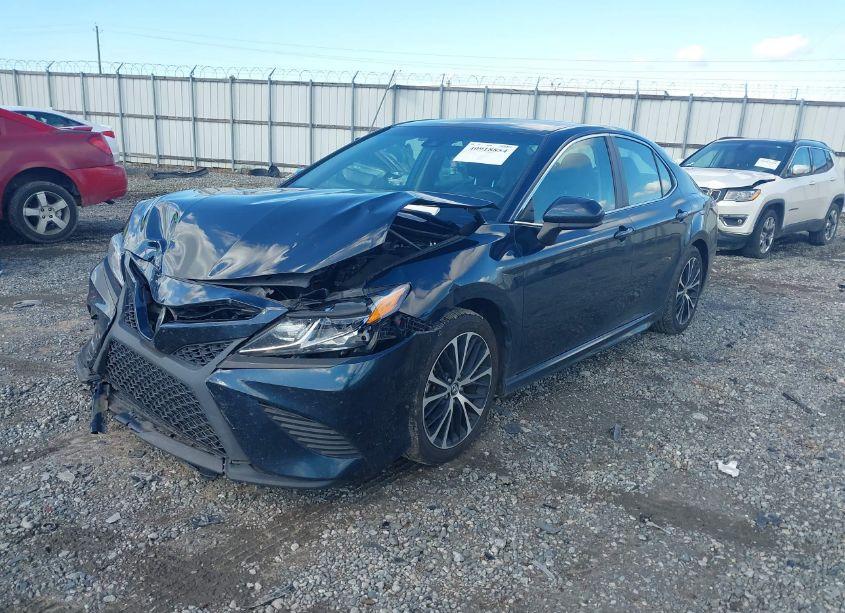 Photo 2 of 2018 Toyota Camry SE (VIN 4T1B11HK0JU627627)
