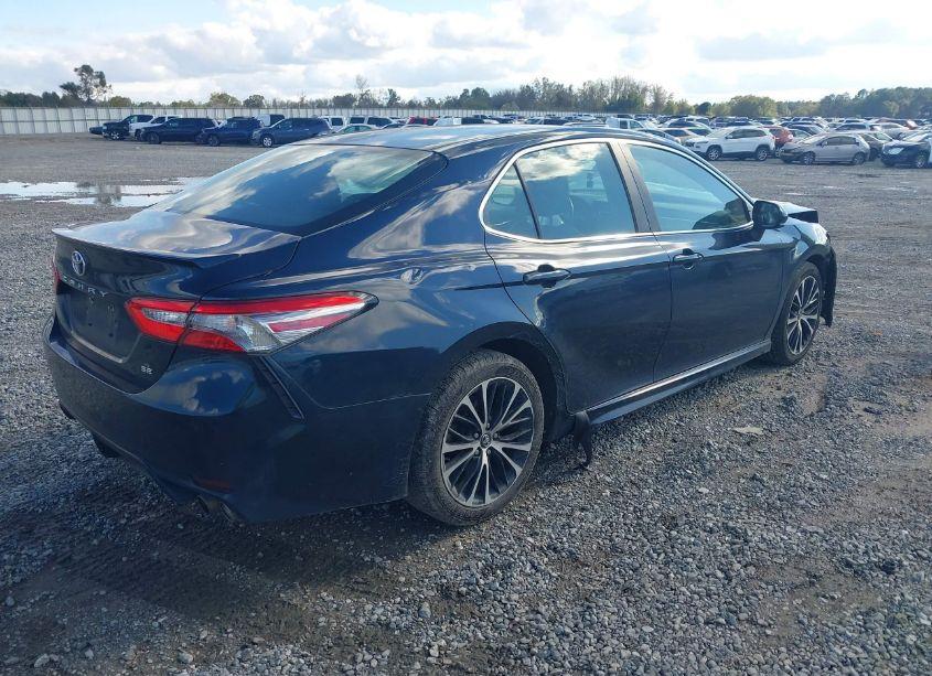 Photo 4 of 2018 Toyota Camry SE (VIN 4T1B11HK0JU627627)