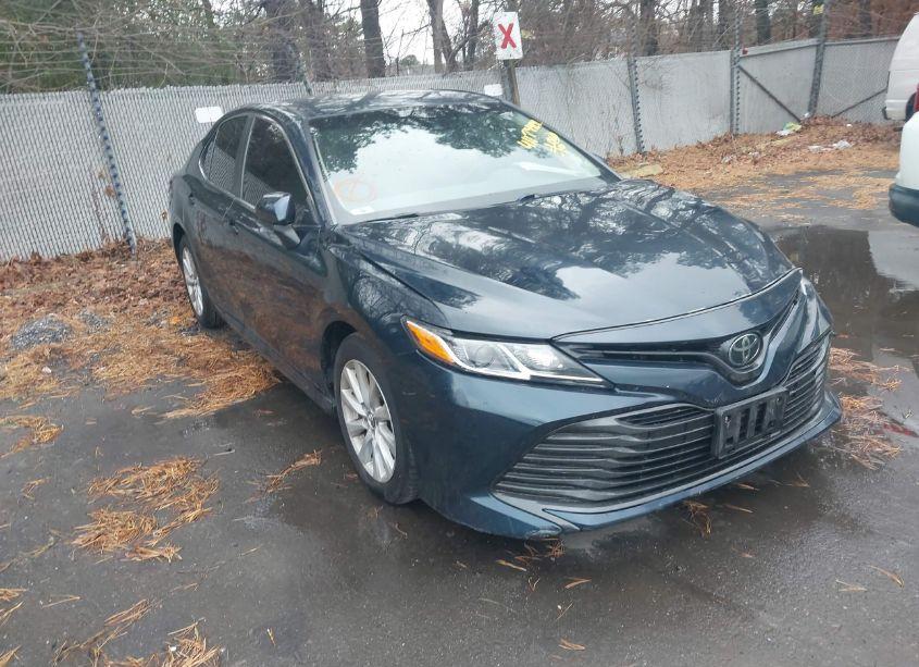 2018 Toyota Camry LE (VIN 4T1B11HK0JU630754) main photo