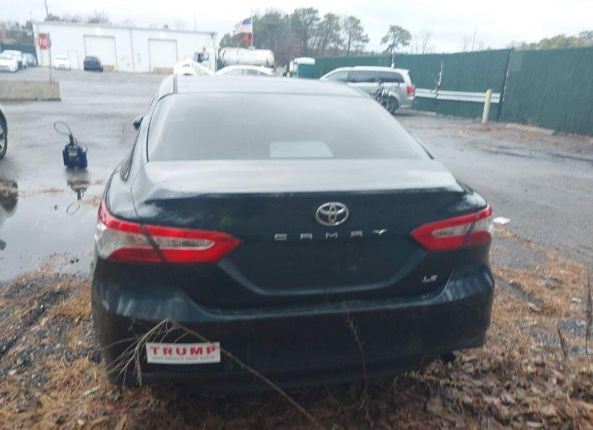 Photo 16 of 2018 Toyota Camry LE (VIN 4T1B11HK0JU630754)