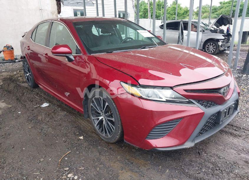2018 Toyota Camry SE (VIN 4T1B11HK0JU639373) main photo