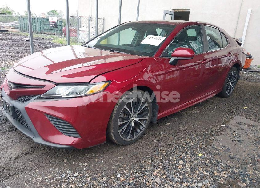 Photo 2 of 2018 Toyota Camry SE (VIN 4T1B11HK0JU639373)