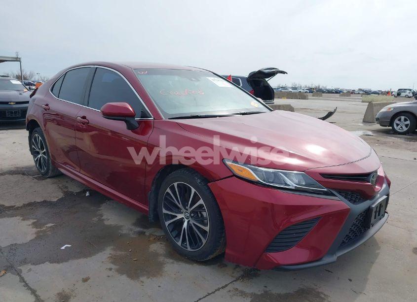 2018 Toyota Camry SE (VIN 4T1B11HK0JU648056) main photo
