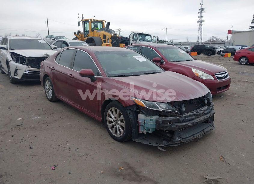 2018 Toyota Camry LE (VIN 4T1B11HK0JU650051) main photo