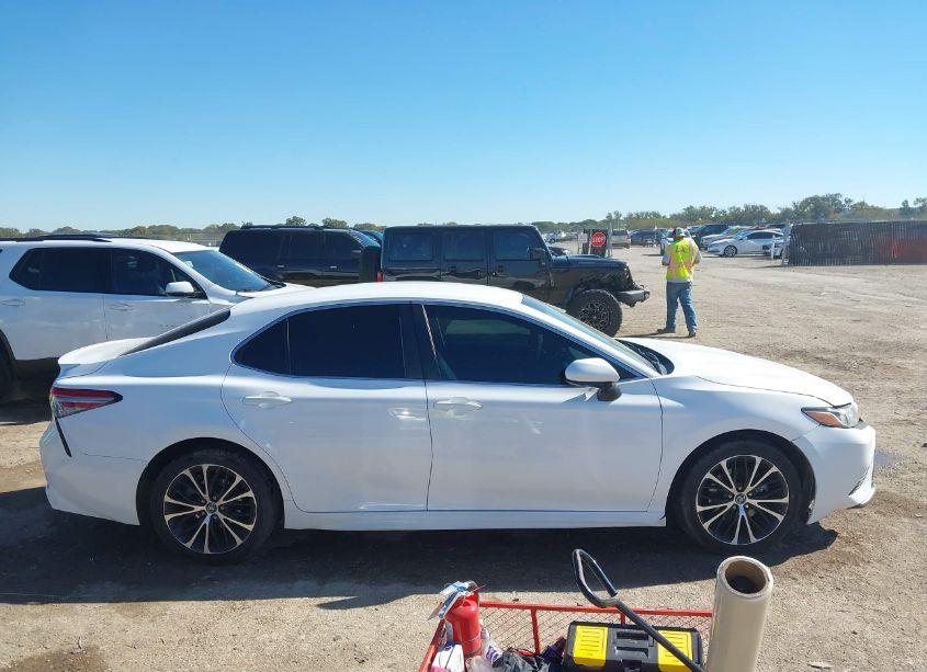 Photo 13 of 2018 Toyota Camry SE (VIN 4T1B11HK0JU650244)