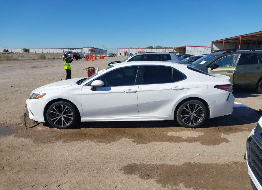 Photo 14 of 2018 Toyota Camry SE (VIN 4T1B11HK0JU650244)