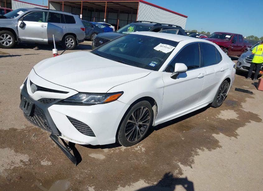 Photo 2 of 2018 Toyota Camry SE (VIN 4T1B11HK0JU650244)