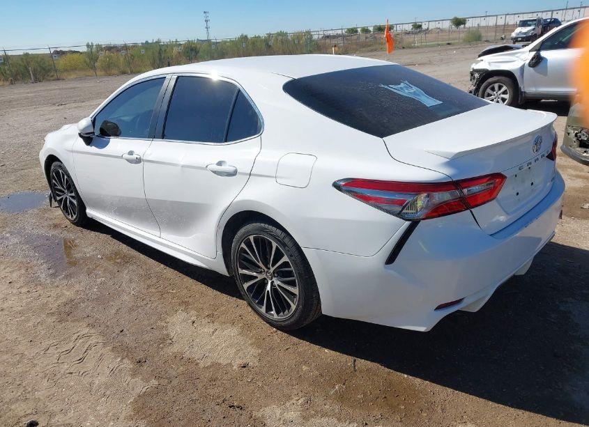 Photo 3 of 2018 Toyota Camry SE (VIN 4T1B11HK0JU650244)