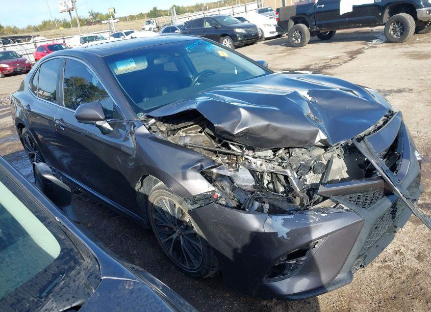 2018 Toyota Camry SE (VIN 4T1B11HK0JU655718) main photo