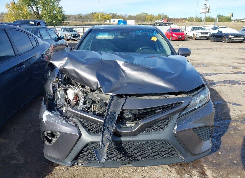 Photo 12 of 2018 Toyota Camry SE (VIN 4T1B11HK0JU655718)