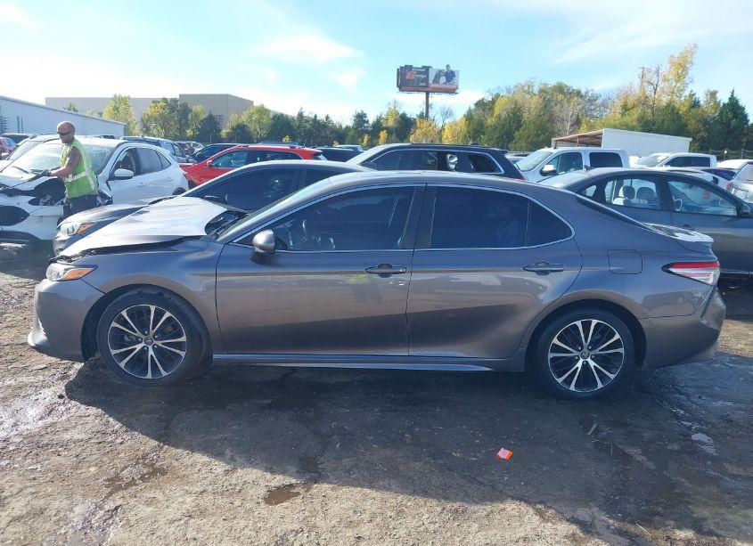 Photo 14 of 2018 Toyota Camry SE (VIN 4T1B11HK0JU655718)