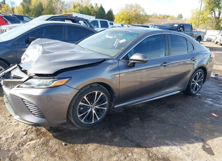 Photo 2 of 2018 Toyota Camry SE (VIN 4T1B11HK0JU655718)