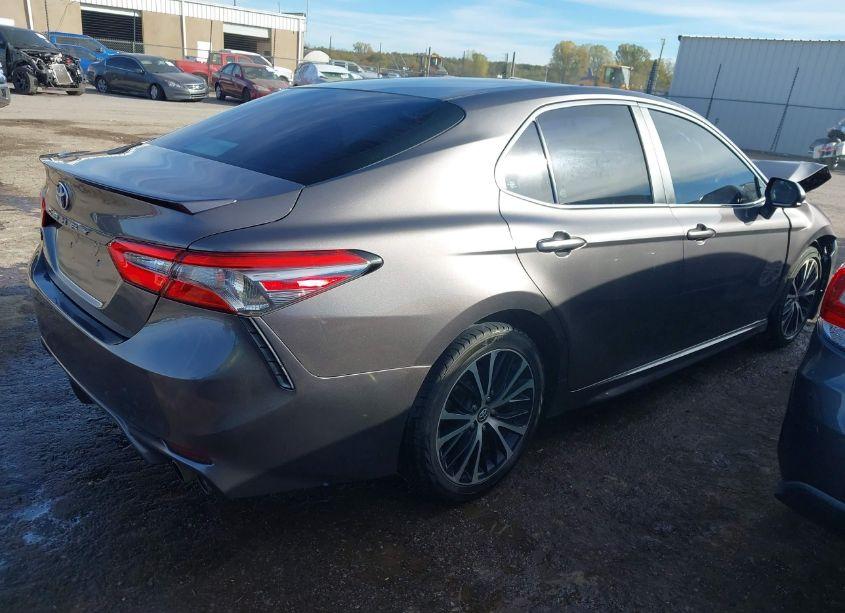 Photo 4 of 2018 Toyota Camry SE (VIN 4T1B11HK0JU655718)