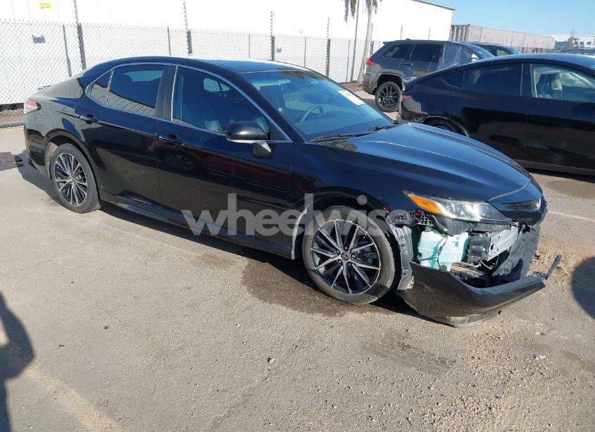 2018 Toyota Camry SE (VIN 4T1B11HK0JU667187) main photo
