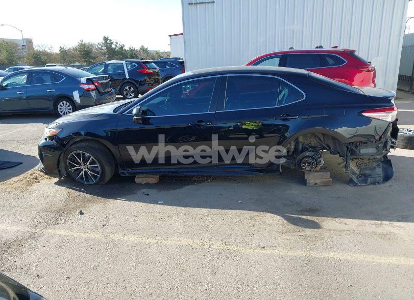 Photo 15 of 2018 Toyota Camry SE (VIN 4T1B11HK0JU667187)