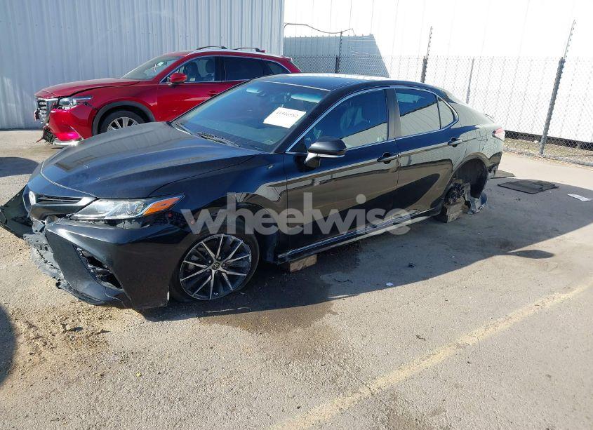Photo 2 of 2018 Toyota Camry SE (VIN 4T1B11HK0JU667187)