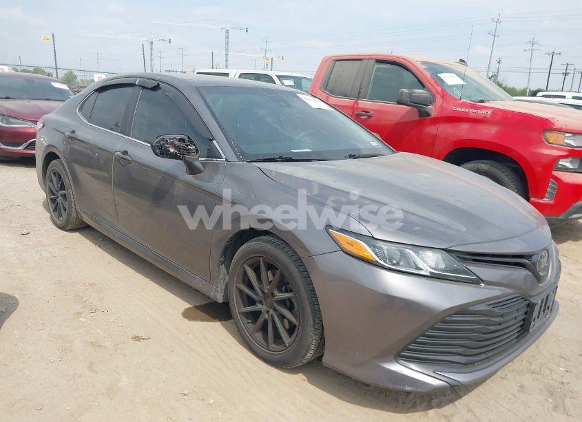 2018 Toyota Camry LE (VIN 4T1B11HK0JU668565) main photo