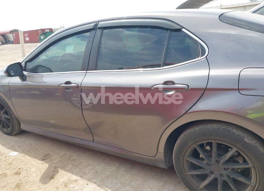 Photo 14 of 2018 Toyota Camry LE (VIN 4T1B11HK0JU668565)