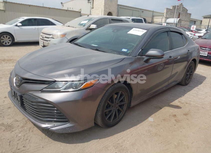 Photo 2 of 2018 Toyota Camry LE (VIN 4T1B11HK0JU668565)