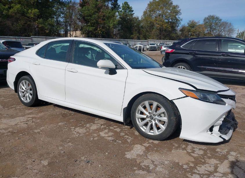 2018 Toyota Camry LE (VIN 4T1B11HK0JU673491) main photo