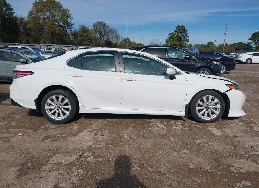 Photo 13 of 2018 Toyota Camry LE (VIN 4T1B11HK0JU673491)