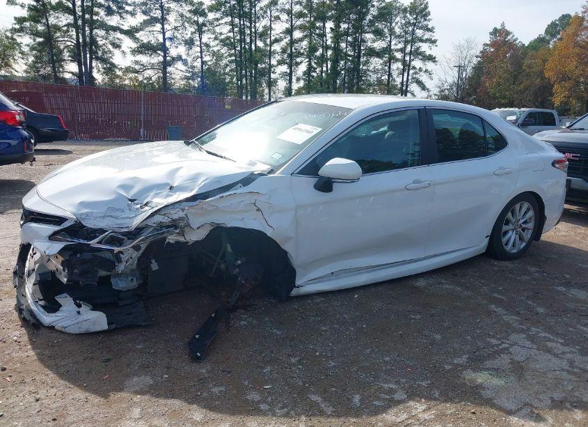 Photo 2 of 2018 Toyota Camry LE (VIN 4T1B11HK0JU673491)