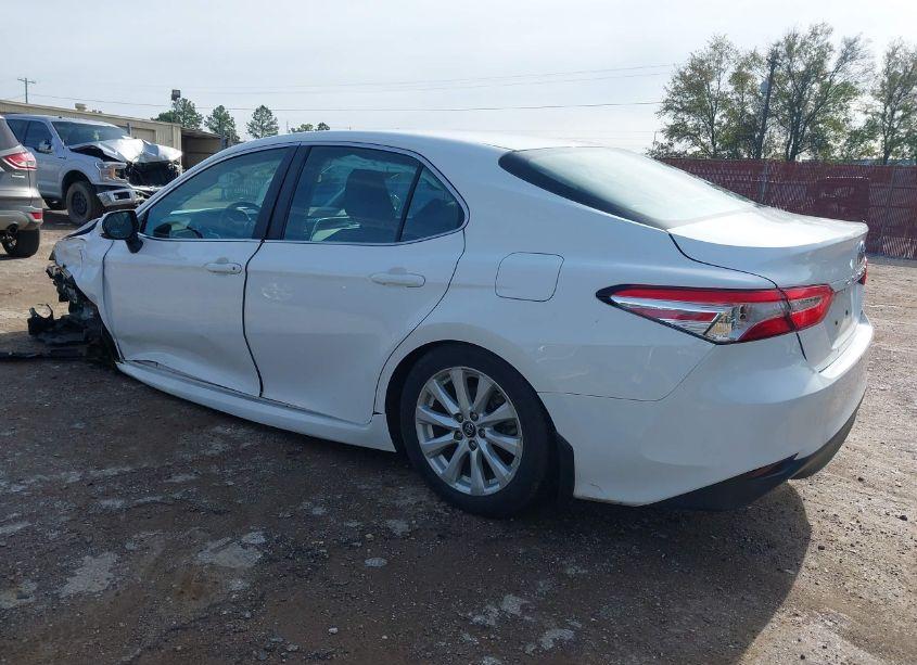 Photo 3 of 2018 Toyota Camry LE (VIN 4T1B11HK0JU673491)