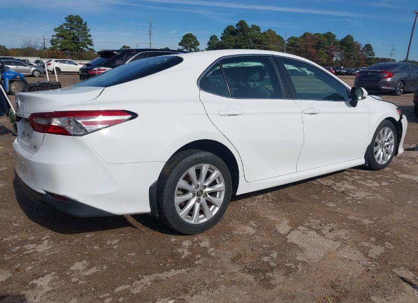 Photo 4 of 2018 Toyota Camry LE (VIN 4T1B11HK0JU673491)