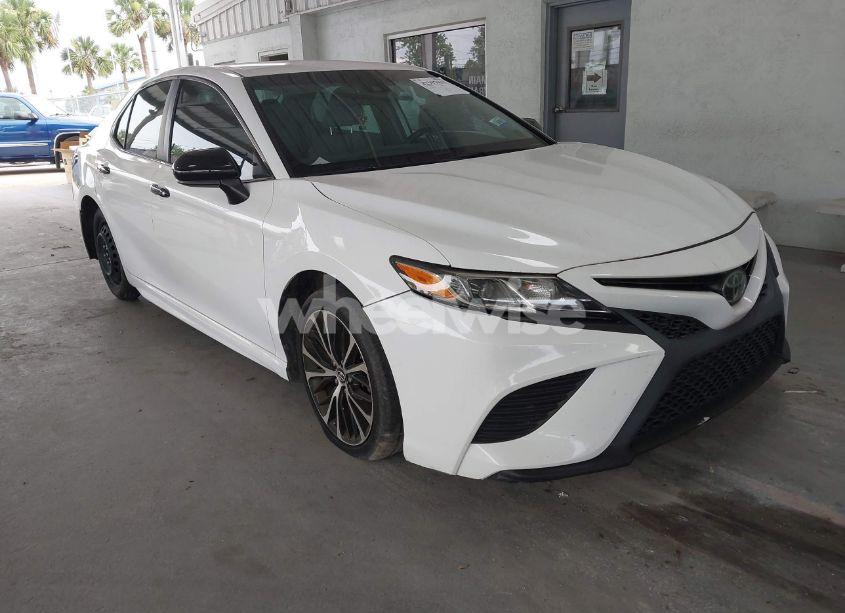 2019 Toyota Camry SE (VIN 4T1B11HK0KU166883) main photo