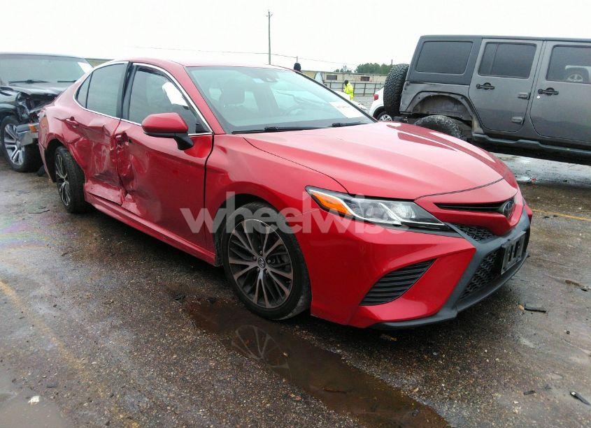 2019 Toyota Camry SE (VIN 4T1B11HK0KU170805) main photo
