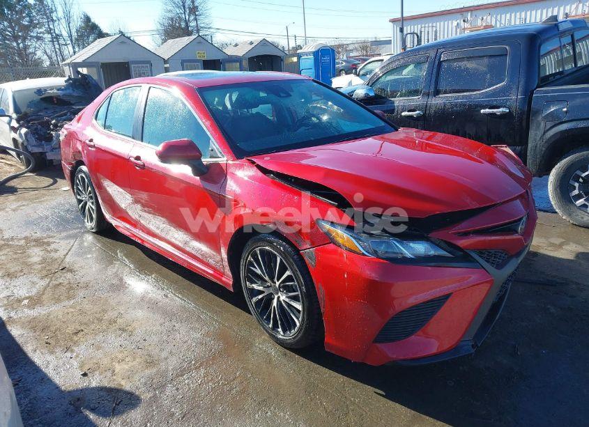 2019 Toyota Camry SE (VIN 4T1B11HK0KU196109) main photo