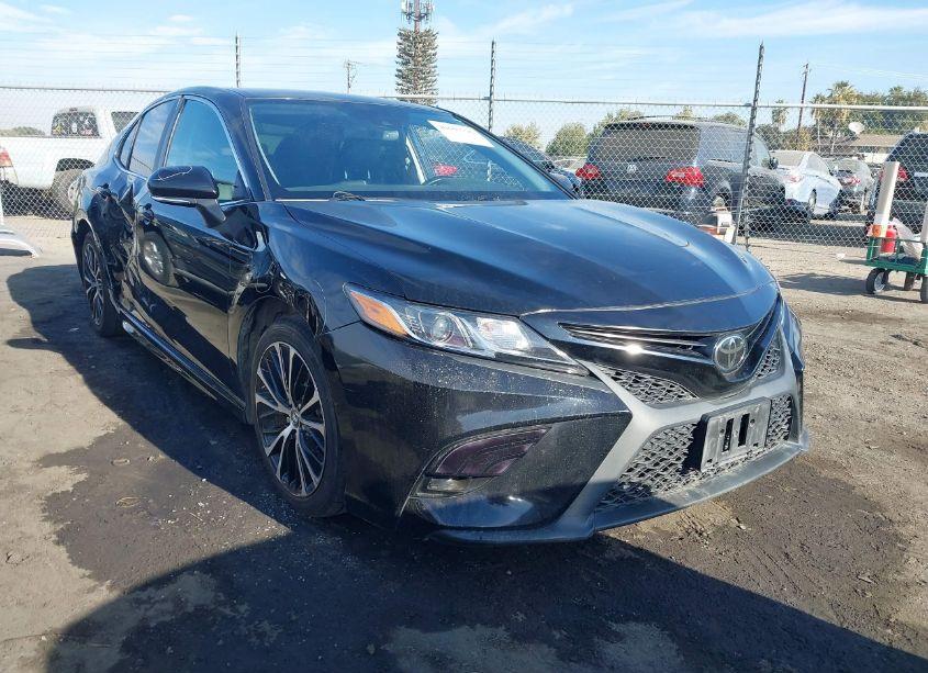 2019 Toyota Camry SE (VIN 4T1B11HK0KU230856) main photo