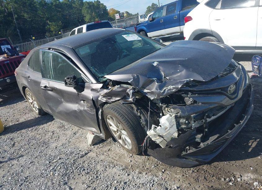 2019 Toyota Camry LE (VIN 4T1B11HK0KU232851) main photo