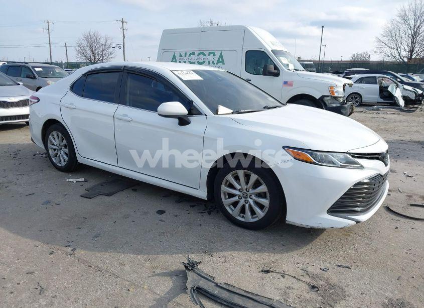 2019 Toyota Camry LE (VIN 4T1B11HK0KU253134) main photo